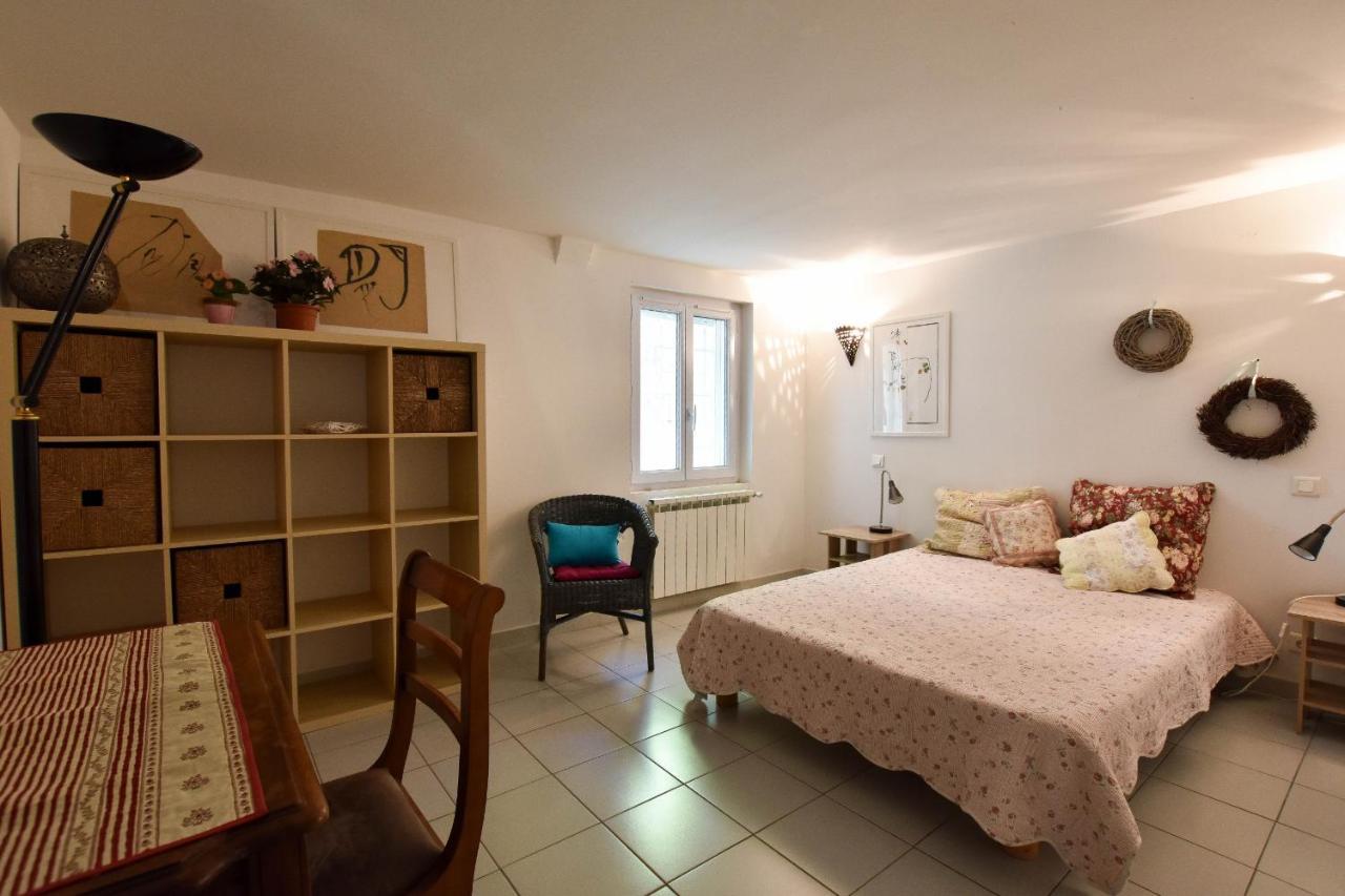 Moulin Rose, Parking - Jardin Arles